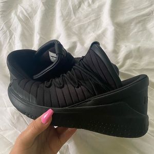 Jordan luxe trainers black size 7y